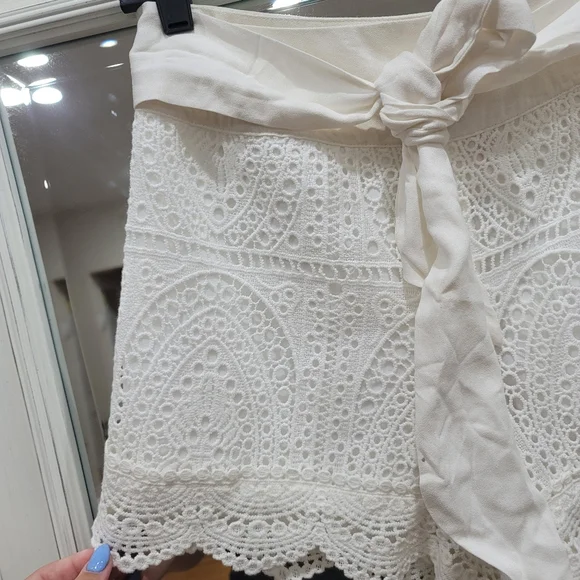 White Shorts Size M Crochet - Picture 2 of 6